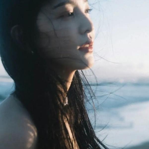 接近无限的白海报